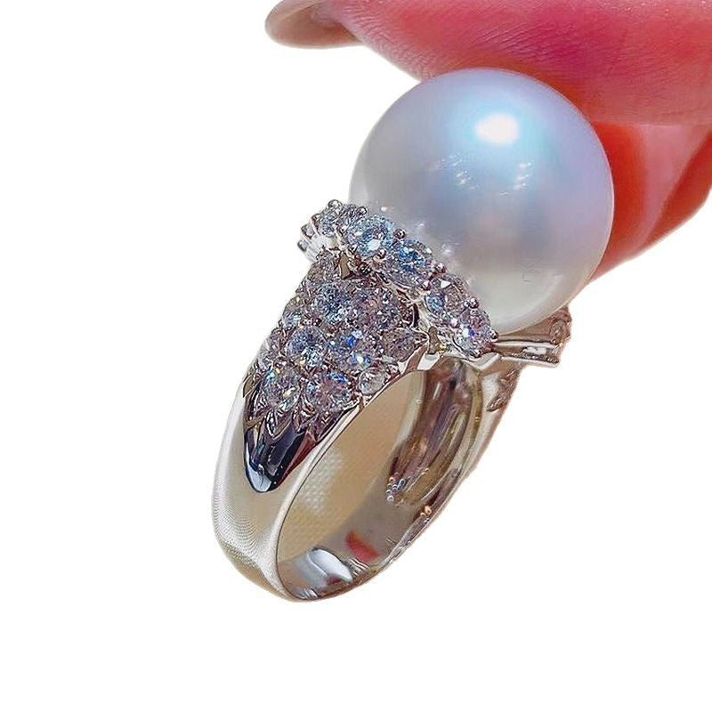 Bague de luxe en perles, sertie de zircons et diamants, élégance lumineuse avec perle fermée.