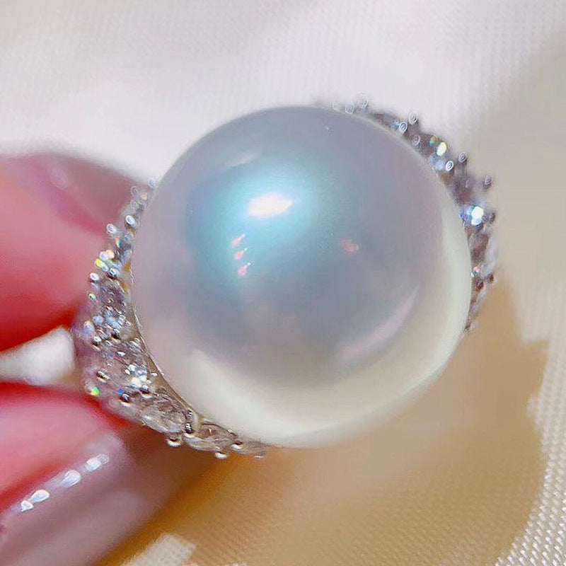 Bague de luxe en perles, sertie de zircons et diamants, élégance lumineuse avec perle fermée.