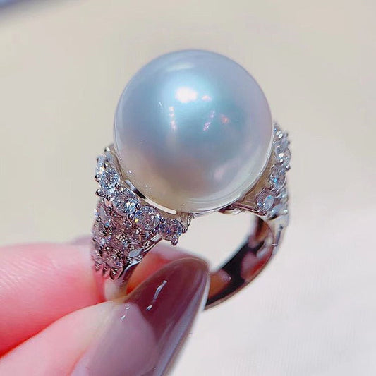 Bague de luxe en perles, sertie de zircons et diamants, élégance lumineuse avec perle fermée.