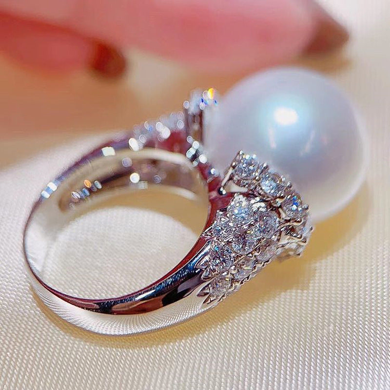 Bague de luxe en perles, sertie de zircons et diamants, élégance lumineuse avec perle fermée.