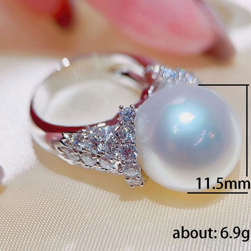 Bague de luxe en perles, sertie de zircons et diamants, élégance lumineuse avec perle fermée.