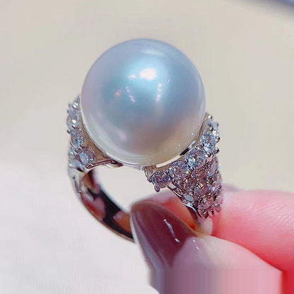 Bague de luxe en perles, sertie de zircons et diamants, élégance lumineuse avec perle fermée.